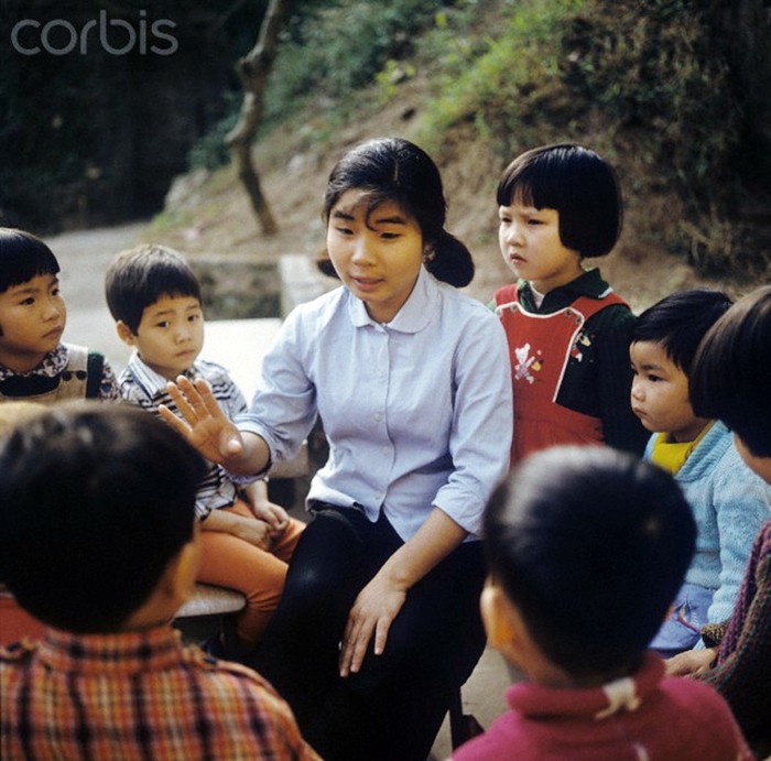 Cô giáo dạy trẻ tại một lớp mẫu giáo ở miền Bắc Việt Nam, 1973. Ảnh: Werner Schulze/dpa/Corbis.